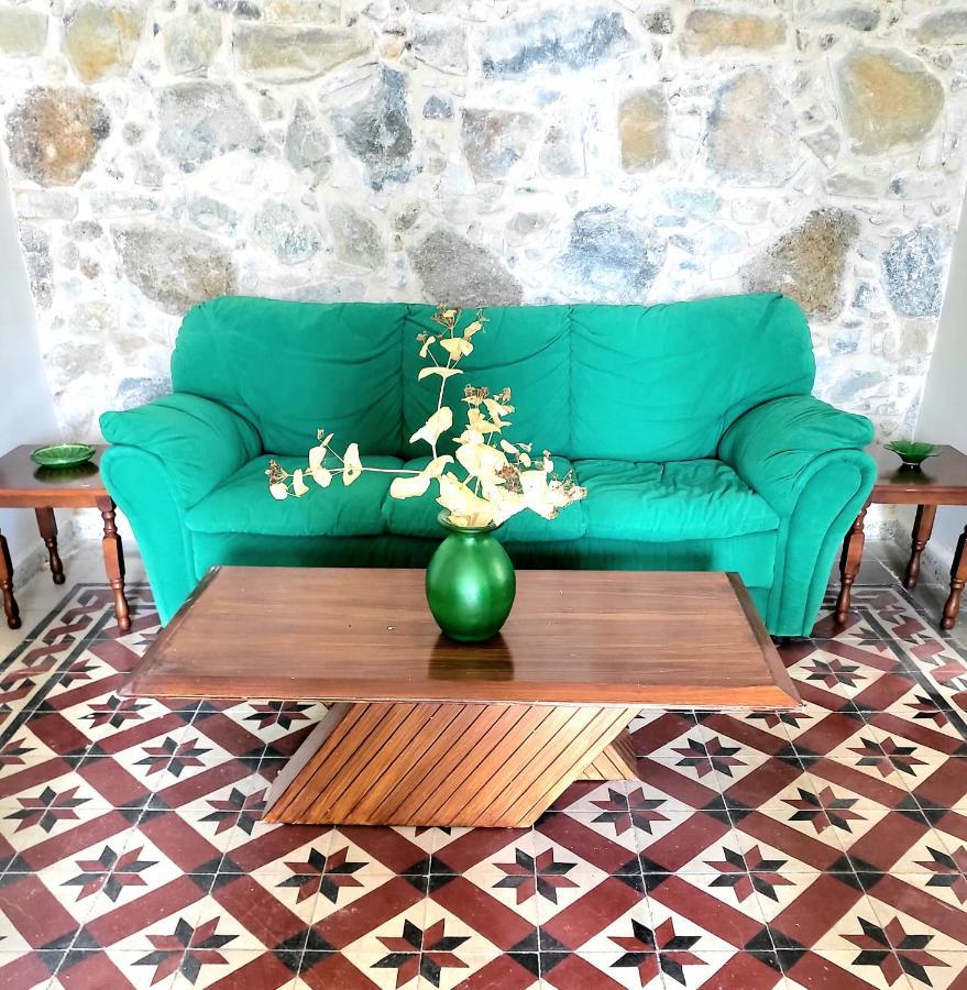 Theplatres.Nest Villa Buitenkant foto
